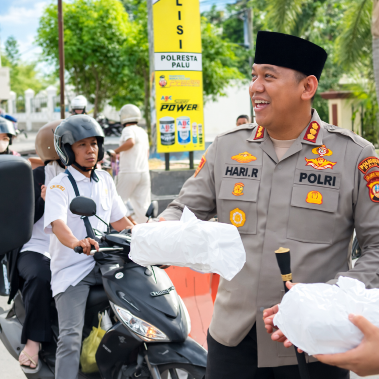 Kepedulian Polri di Bulan Ramadan, Kapolresta Palu dan Kasat Lantas Bagikan Takjil kepada Masyarakat