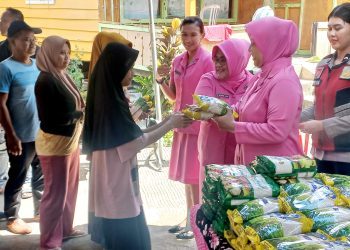 Polwan Polda Kaltim dan Bhayangkari Salurkan Bantuan Sosial, Perkuat Kedekatan dengan Warga Manggar