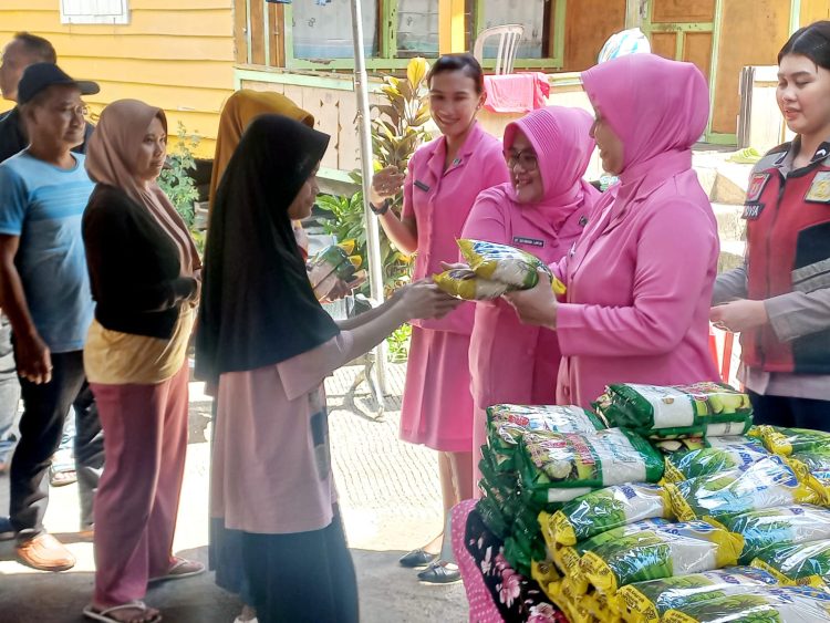 Polwan Polda Kaltim dan Bhayangkari Salurkan Bantuan Sosial, Perkuat Kedekatan dengan Warga Manggar